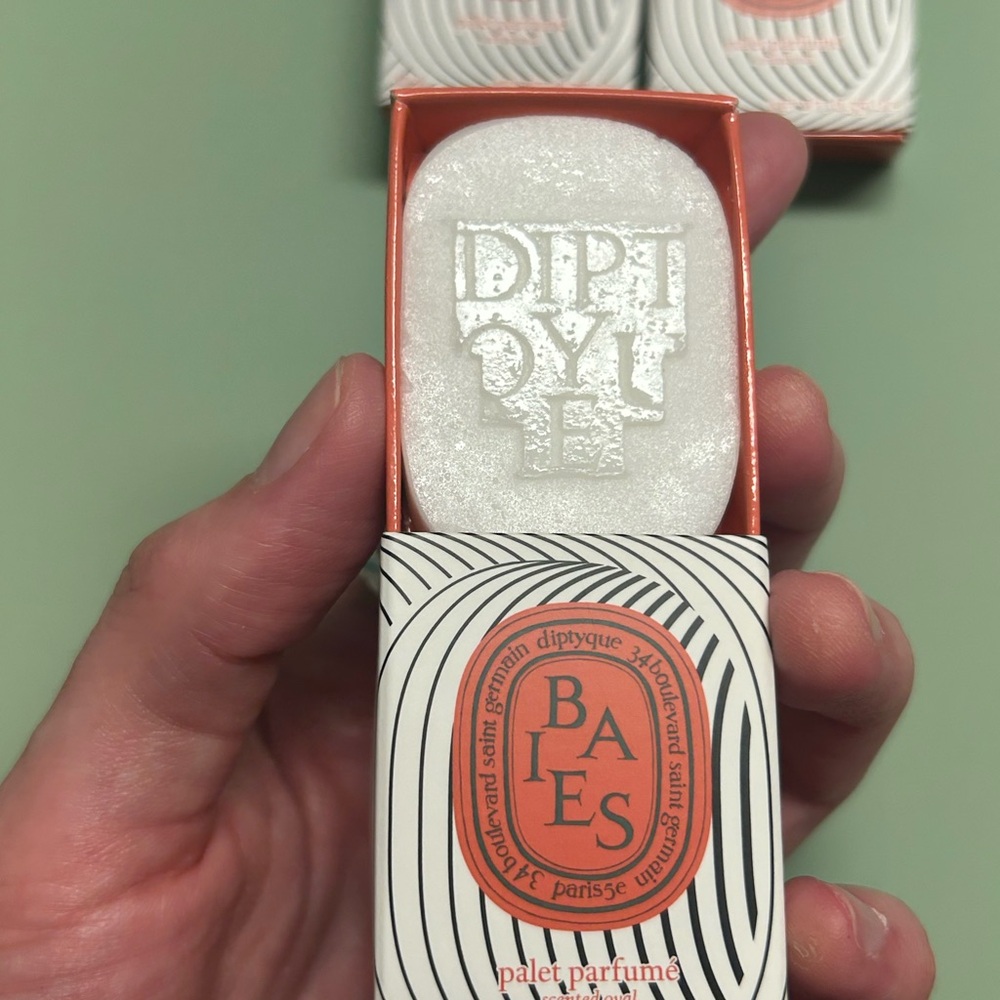 Diptyque Baies Scented Oval - Cream and Orange